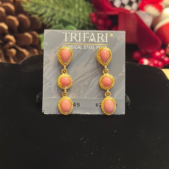 Vintage trifari dangle earrings faux coral pink like cabochon dangles gold tone